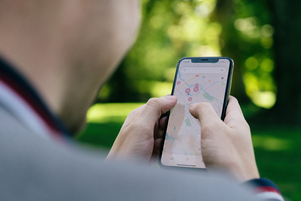 Person som håller i en telefon som visar en karta. Foto: Cardmapr